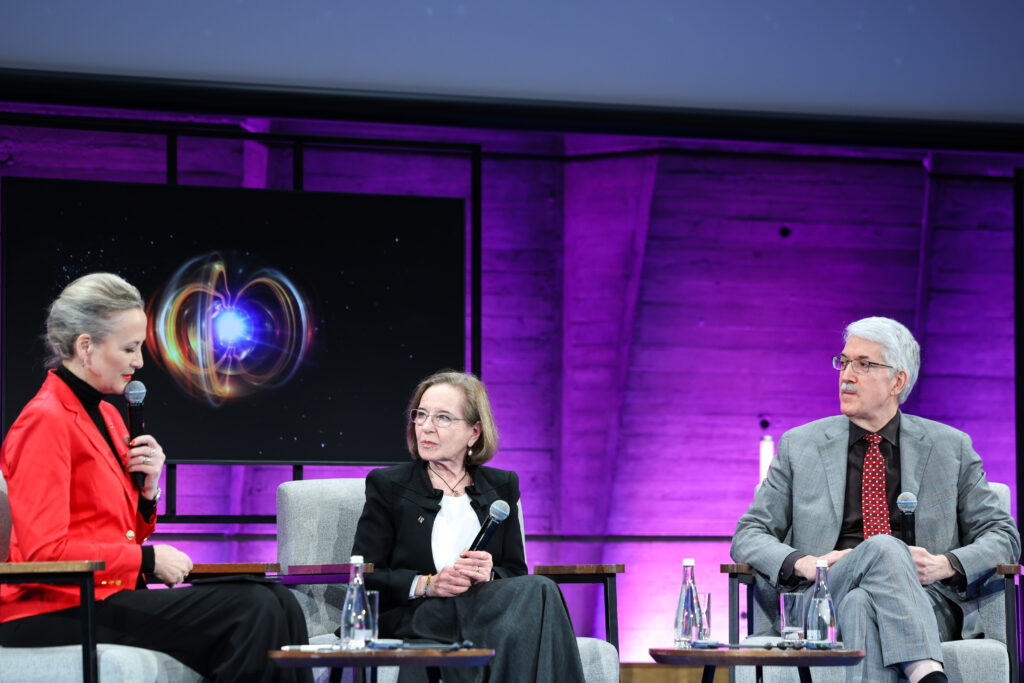 Ana María Cetto (UNAM) and John Doyle (Harvard/ APS)